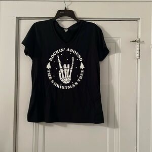 Large Gildan tee shirt with graphic